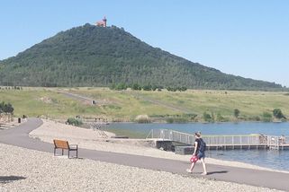 Na jezeře Most pátrají po dvou osobách, které zaskočila silná bouřka - Novinky